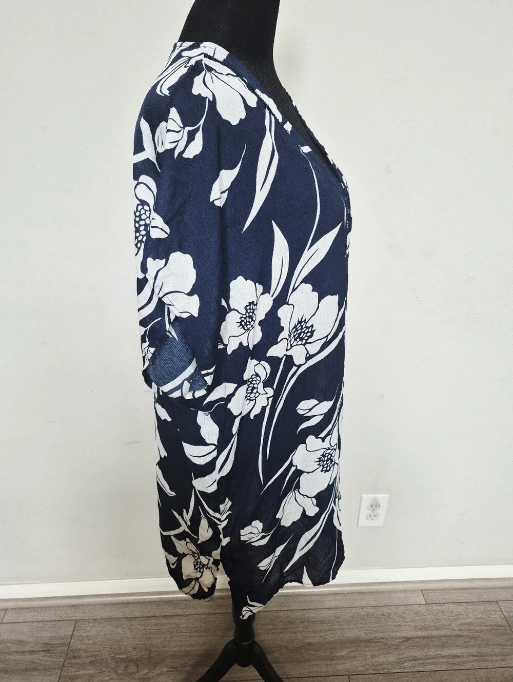 Kona Sol Navy and White Floral V-Neck Beach Cover- Up Size Large